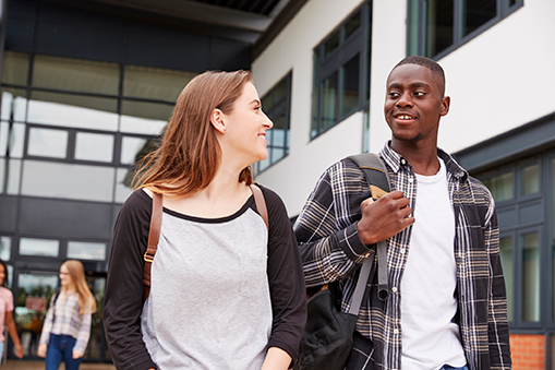 Deux étudiants se rendant en cours étudiants campus l'industreet